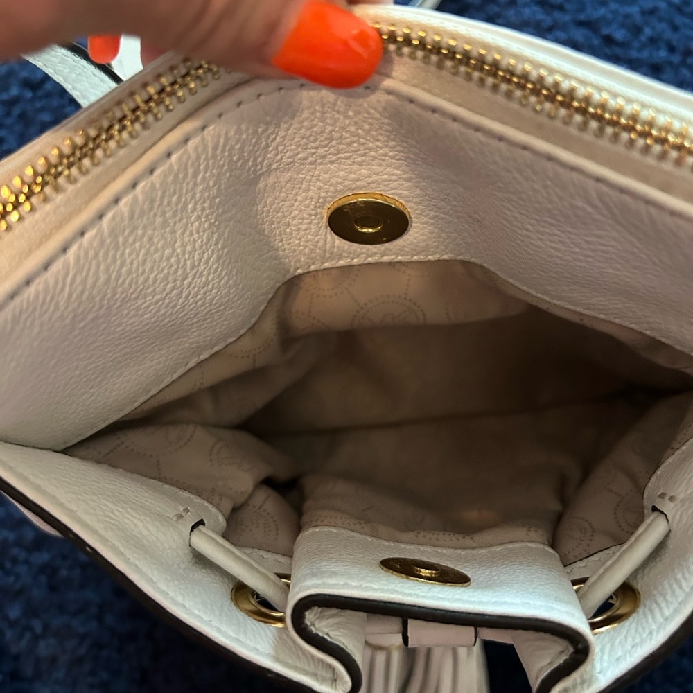Michael Kors Camden white pebbled crossbody - Picture 4 of 10